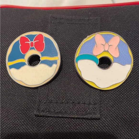 Daisy and Donald donut pin collection - Picture 1 of 2